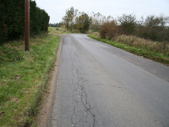 cracking-1-(1).jpg Edge cracking on the road