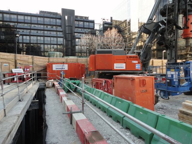 The 100 tonne rig operating close to the vertical face, installing bored piles.